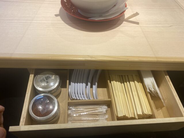 焼き鳥店のテーブルに引き出しを儲けてテーブルを広く使う