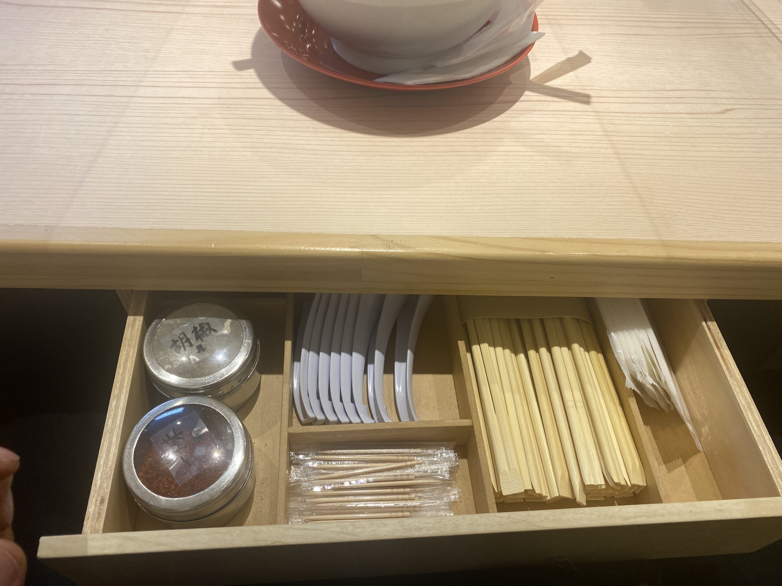 焼き鳥店のテーブルに引き出しを儲けてテーブルを広く使う